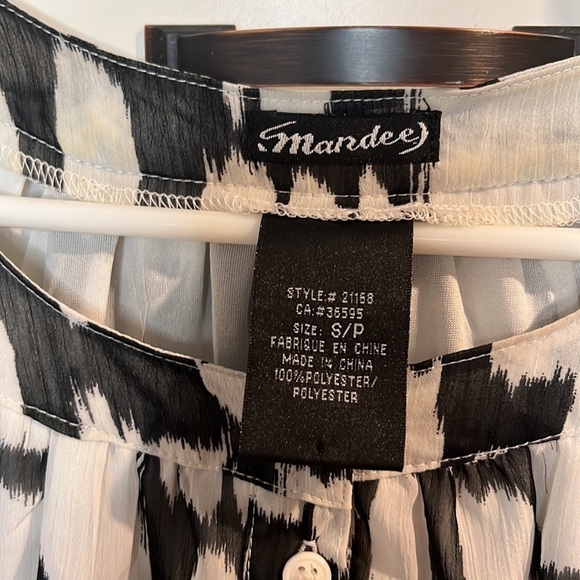 Mandee. Small. Top. Patterned. Semi sheer overlay. Tie at hem. - Picture 4 of 5